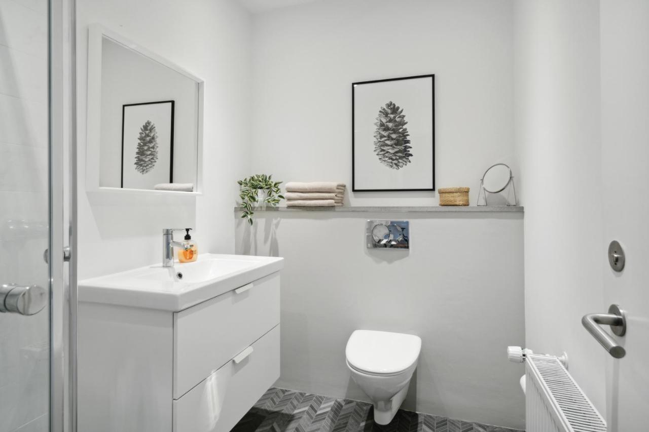 Central 3-Bedroom Apartment With Huge Terrace, Including Queen Size Beds Aalborg Exterior foto