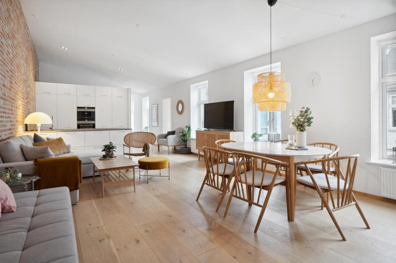 Central 3-Bedroom Apartment With Huge Terrace, Including Queen Size Beds Aalborg Exterior foto
